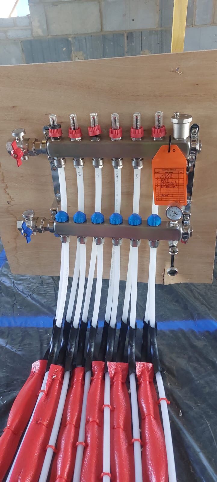 Multi-zone stainless steel underfloor heating manifold bank
