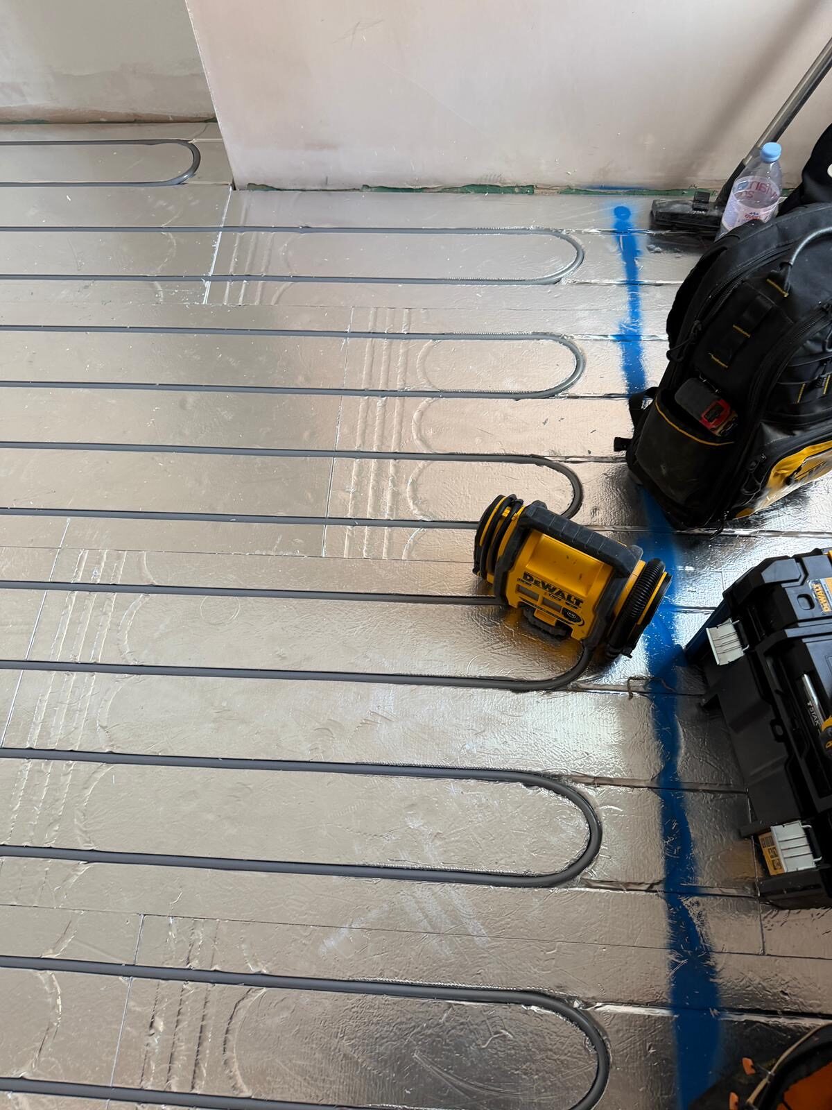 Underfloor heating pump and mixing unit feeding warm water to the manifold